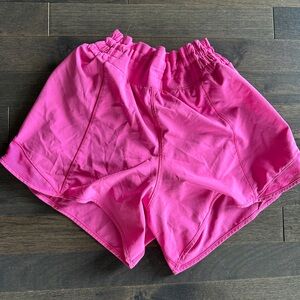 lululemon athletica Hotty Hot Low-Rise Lined Short 2.5" sonic pink